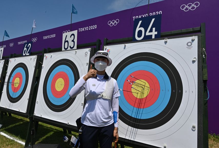 An San de Corea del Sur posa mientras compite en la ronda de clasificación de tiro con arco individual femenino durante los Juegos Olímpicos de Tokio 2020 en el Yumenoshima Park Archery Field en Tokio el 23 de julio de 2021. &nbsp;