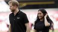 En esta foto del 29 de junio del 2019, el príncipe Harry de Inglaterra  y su esposa Meghan, duquesa de Sussex, se retiran de la cancha previo a  un partido de béisbol en Londres.&nbsp;