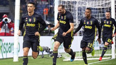 Cristiano, que falló una pena máxima el pasado lunes contra el Chievo, no tembló, remató fuerte y le dio al Juventus una nueva victoria para dar otro paso hacia la conquista de su octavo título liguero consecutivo.