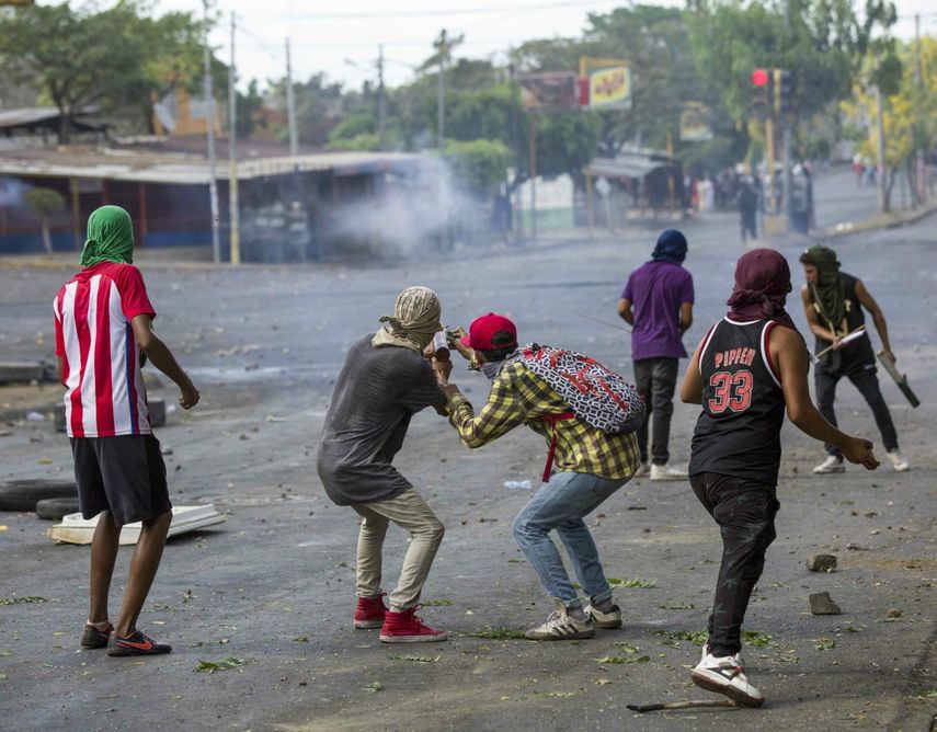 Varios manifestantes se enfrentan con agentes antidisturbios durante el cuarto día de protestas en Managua.&nbsp;