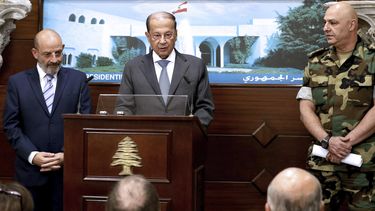 El presidente libanés, Michel Aoun (c), mientras ofrece una rueda de prensa junto al comandante de las Fuerzas Armadas, Joseph Aoun (d) y el ministro de Defensa, Yaacoub Sarraf (i), en el Palacio Presidencial de Baabda, en Beirut (Líbano) . El presidente del Líbano, Michel Aoun, declaró la victoria en la ofensiva contra el grupo terrorista Estado Islámico (EI), que concluyó el pasado domingo con el anuncio de un polémico acuerdo para evacuar los yihadistas al este de&nbsp;Siria.&nbsp;