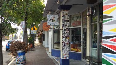 Locales comerciales, incluyendo galer&iacute;as de arte y m&aacute;s, est&aacute;n cerrados.