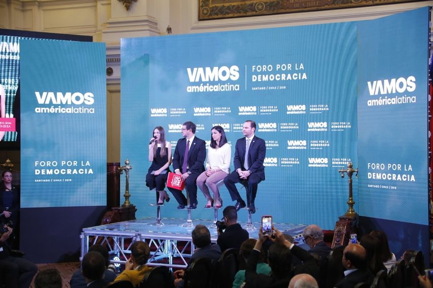 Fabiana Rosales, Primera Dama de Venezuela, habla durante el Foro por la Democracia en Chile. La opositora cubana Rosa María Payá también hizo parte del evento.