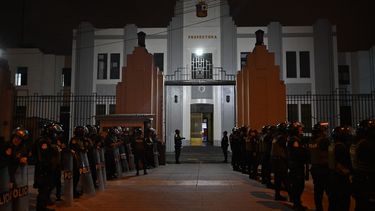 Miembros de la policía peruana montan guardia fuera de la Prefectura de Lima, donde el expresidente de Perú Pedro Castillo está detenido, en Lima, el 7 de diciembre de 2022.