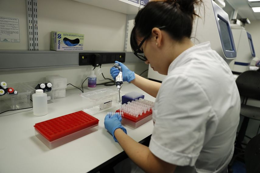 Una de las integrantes del equipo del Banco Nacional de Datos Genéticos de&nbsp;Argentina, mientras trabaja en el laboratorio de la entidad en Buenos Aires.