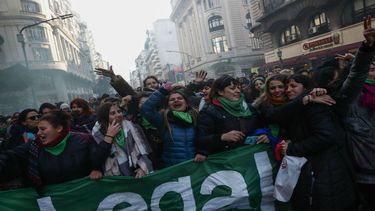 Miles de personas festejan la aprobación de la despenalización del aborto por parte de la Cámara de Diputados de Argentina