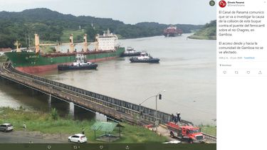 Fotograf&iacute;a del momento en el que un buque colisiona con un puente ferroviario en las inmediaciones del Canal de Panam&aacute;, publicada el 23 de junio de 2020 en la cuenta de Twitter @DimeloPanama.