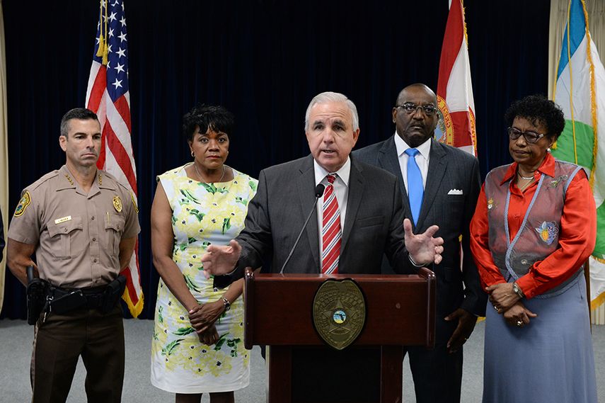 El alcalde Carlos Giménez presenta el nuevo proyecto comunitario, acompañado del director de la Policía condal Juan Pérez, y los comisionados Audrey Edmonson, Dennis Moss y Barbara Jordan (ÁLVARO MATA)