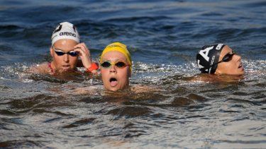 La holandesa Sharon Van Rouwendaal (izquierda) , la australiana Moesha Johnson (centro) y la italiana Ginevra Taddeucci (derecha) del maratón acuático femenino de los Juegos Olímpicos de París, el jueves 8 de agosto de 2024.&nbsp;