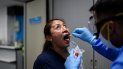 Un trabajador de la salud utiliza un hisopo para recolectar una muestra en un centro de pruebas temporal para el nuevo coronavirus en Madrid el 17 de agosto de 2020. Solo siete semanas después de controlar su primera ola de coronavirus, los expertos dicen que España está una vez más en un estado crítico. situación con la peor tasa de infección en Europa Occidental. Un trabajador de la salud utiliza un hisopo para recolectar una muestra en un centro de pruebas temporal para el nuevo coronavirus en Madrid el 17 de agosto de 2020. Solo siete semanas después de controlar su primera ola de coronavirus, los expertos dicen que España está una vez más en un estado crítico. situación con la peor tasa de infección en Europa Occidental.