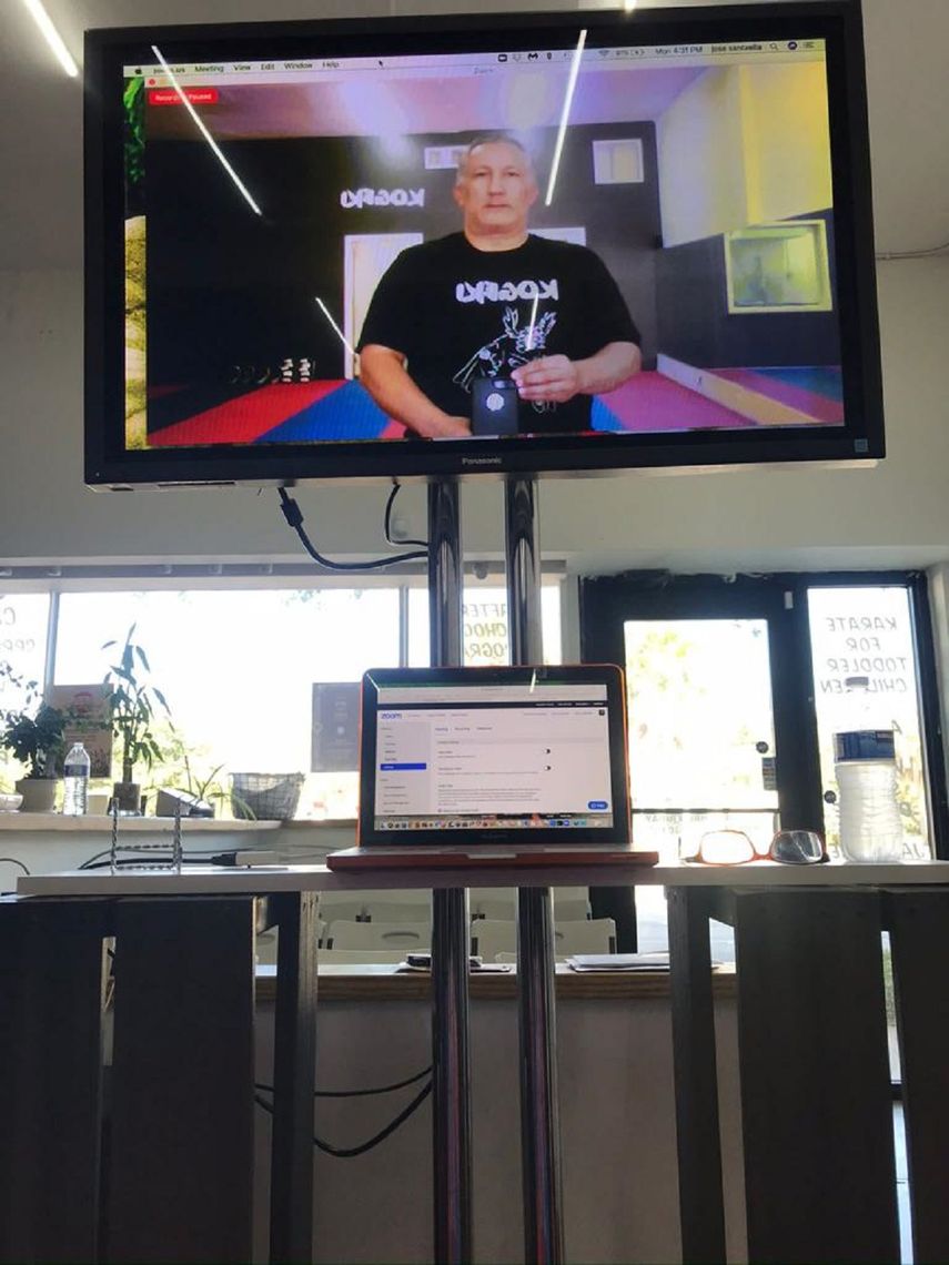 El sensei José Santaella comenzó a dar clases online para no cerrar el dojo.&nbsp;