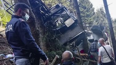 Nueve muertos y dos heridos graves en caída de un teleférico en Italia
