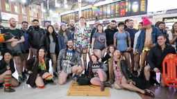 Londinenses viajaron en metro sin pantalones como parte de un evento mundial