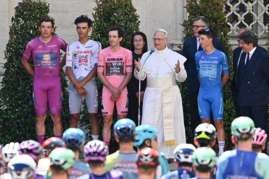 El Papa León XIV ofrece su bendición al pelotón del Giro de Italia, el 1 de junio de 2025.