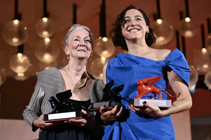 Kathleen Chalfant, Premio Orizzonti a la Mejor Actriz, y Sarah Friedland, León del Futuro – Premio de Venecia Luigi De Laurentiis a la Mejor Ópera Prima y Premio Orizzonti a la Mejor Dirección por Toque Familiar, posan durante una sesión fotográfica tras la ceremonia de entrega de premios del 81.º Festival de Cine de Venecia, el 7 de septiembre de 2024 en el Lido de Venecia.