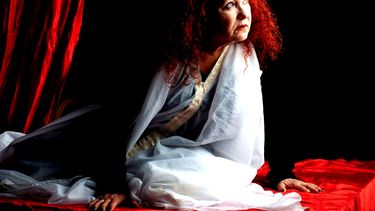 Todas las funciones se realizan los viernes y sábados a las 8:30 p.m. y los domingos a las 5:00 p.m., en Artefactus Black Box.