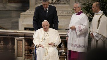 El papa Francisco sale de la Basílica de San Pedro después de oficiar la misa crismal, en la que se consagran los óleos y los sacerdotes renuevan sus votos, en el Vaticano, 6 de abril de 2023.&nbsp;