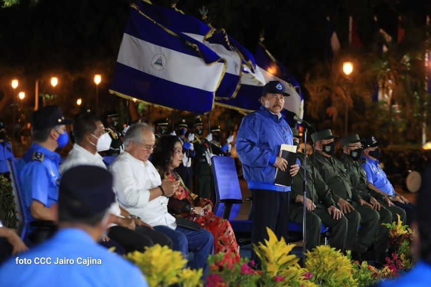 El dictador Daniel Ortega en un acto en el que le acompañan jefes de la Policía y del Ejército, ambos señalados de participar en la represión y crímenes cometidos por el régimen sandinista.