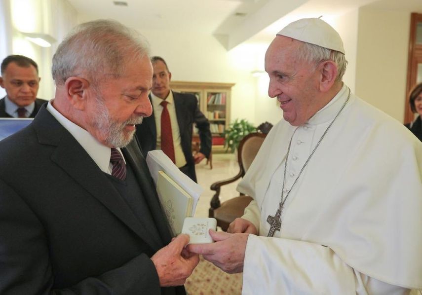 El Papa Francisco recibió en visita privada al expresidente brasileño Luiz Inácio Lula da Silva, en el Vaticano, y le expresó su satisfacción por poder verle caminando por la calle tras su salida de prisión en noviembre de 2019.