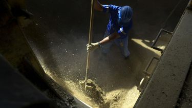 Un minero trabaja en La Primavera, una mina de oro autorizada en el municipio de Segovia, departamento de Antioquia, Colombia, el 19 de mayo de 2014. Rescatistas colombianos intentaban llegar a 25 trabajadores atrapados a 80 metros (262 pies) bajo tierra tras el colapso de la mina de oro La Reliquia, operada por la canadiense Aris Mining Corporation, en Segovia, tarde en la noche del 22 de septiembre de 2025.