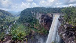 Kaieteur, la cascada de una sola caída más grande del mundo, ubicada en Guyana, es parte del Esequibo, un área en disputa rica en petróleo de 160.000 kilómetros cuadrados administrada por Guyana, pero que en Venezuela fue objeto de un referéndum promovido por el régimen de Maduro para reclamarlo como suyo.