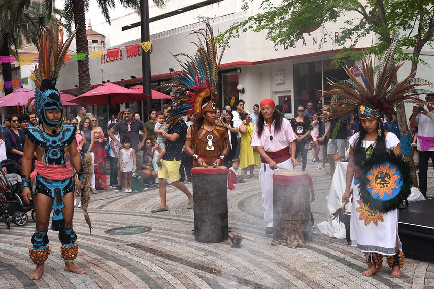 Los altares son parte de las celebraciones. En &eacute;stos se honran a los difuntos y se convive con ellos a trav&eacute;s de los diferentes elementos que se presentan en las ofrendas.