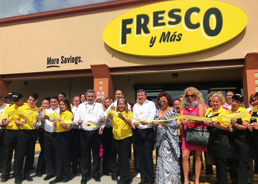 Directivos de&nbsp;Southeastern Grocers, la cantautora cubana Albita, empleados y otros invitados especiales durante el corte de cinta que marca el inicio de labores de la renombrada tienda Fresco y Más, en Westchester.&nbsp;
