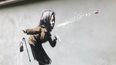 La pintura mural más reciente de Banksy, titulada ¡Aaachú! apareció en una pared en Bristol, Inglaterra, 10 de diciembre de 2020. El mural ha demorado los planes del propietario de vender la casa.