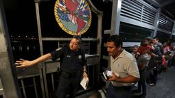 Un agente fronterizo estadounidense le da indicaciones a una familia de migrantes nicaragüenses que desean obtener asilo en Estados Unidos, en la frontera entre Laredo, Texas, y Nuevo Laredo, México.&nbsp;