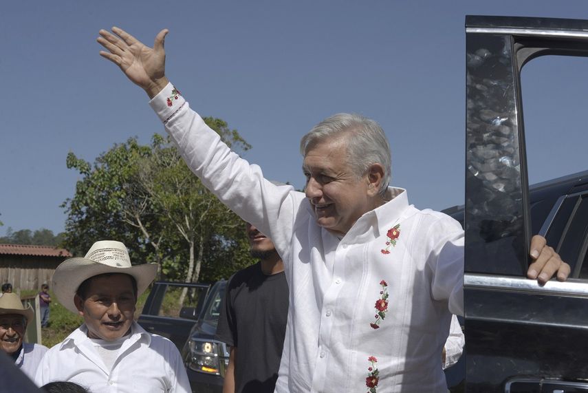 El presidente mexicano Andrés Manuel López Obrador, AMLO, saluda a los habitantes de Nuevo Momón, en el estado de Chiapas, en México, el sábado 6 de julio de 2019.