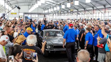 Una multitud rodea el Mustang GT utilizado en la pel&iacute;cula Bullitt, estrenada en 1968, durante una subasta en Kissimmee, Florida.&nbsp;