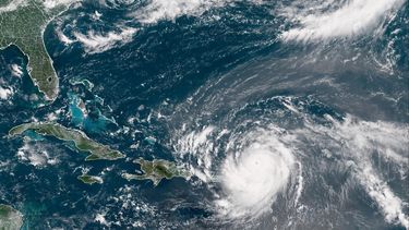 Esta imagen satelital, proporcionada por la Administración Nacional Oceánica y Atmosférica (NOAA), muestra la formación del huracán Erin en el océano Atlántico el 16 de agosto de 2025.