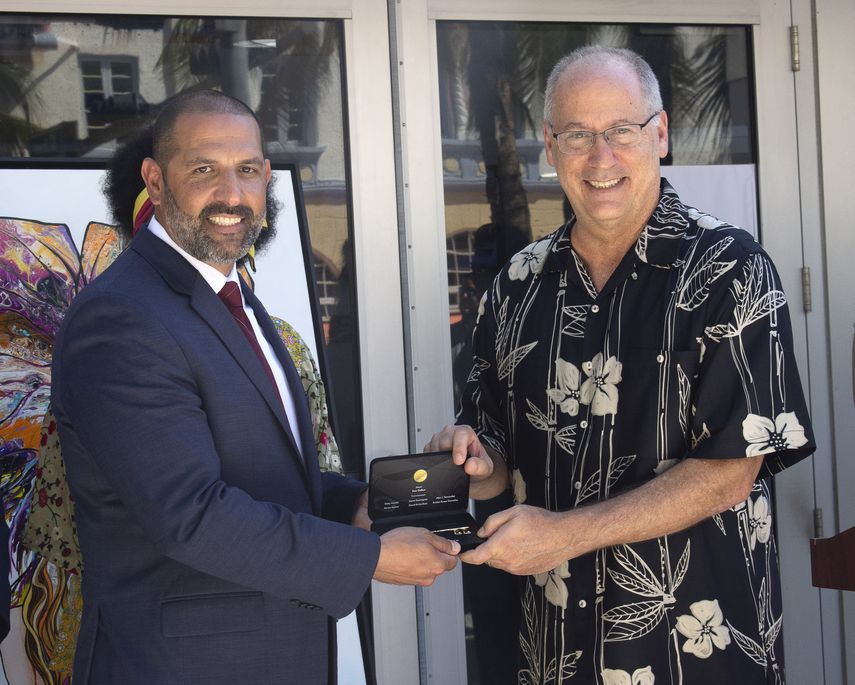 Alcalde de la ciudad de Miami Beach, Dan Gelber, entregó al Club Kiwanis de la Pequeña Habana la llave de la ciudad.