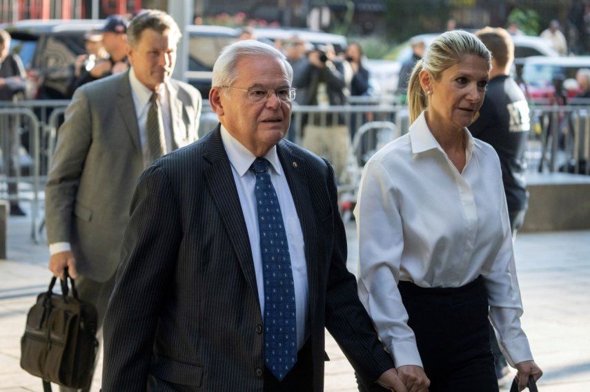 El senador estadounidense Bob Menendez y su esposa Nadine Menendez llegan a un tribunal federal de Nueva York, el miércoles 27 de septiembre de 2023.&nbsp;