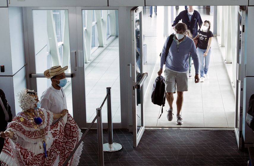 Pasajeros fueron recibidos este lunes 12 de ocubre por artistas con vestimentas tradicionales al llegar al Aeropuerto Internacional de Tocumen en la Ciudad de Panam&aacute;. (AP Foto/Arnulfo Franco) &nbsp; &nbsp;