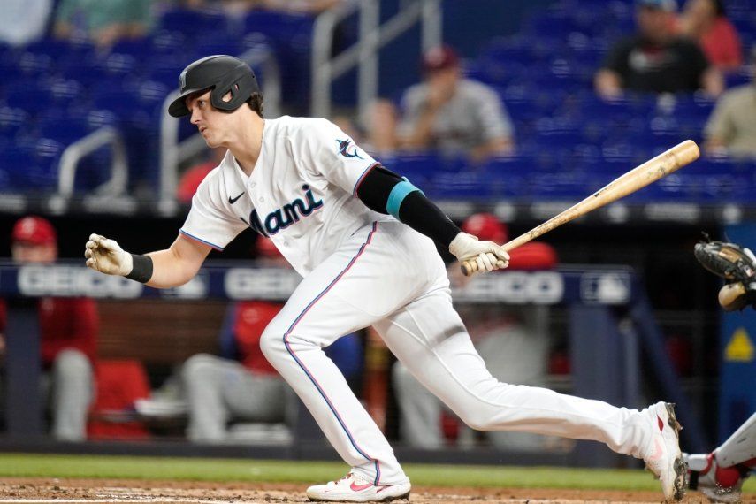 Brian Anderson, de los Marlins de Miami, tras batear un sencillo ante los Filis de Filadelfia, el 14 de septiembre de 2022.