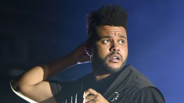 The Weeknd actúa en el festival Lollapalooza en Chicago el 4 de agosto de 2018. The Weeknd, quien fue nominado a ocho American Music Awards, fue completamente desairado en los Grammy el martes, cuando no recibió ninguna candidatura pese a tener un álbum No. 1.