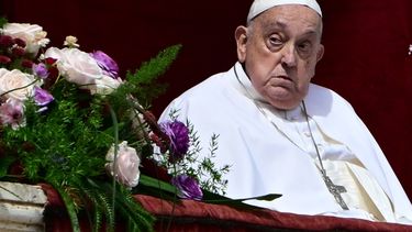 El Papa Francisco se encuentra en el balcón principal de la basílica de San Pedro durante el mensaje Urbi et Orbi y la bendición a la ciudad y al mundo, en el marco de las celebraciones de Pascua, en la plaza de San Pedro del Vaticano, el 20 de abril de 2025.&nbsp;
