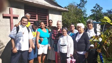 El sacerdote cubano Bladimir Navarro (izq) junto a varios feligreses.&nbsp;