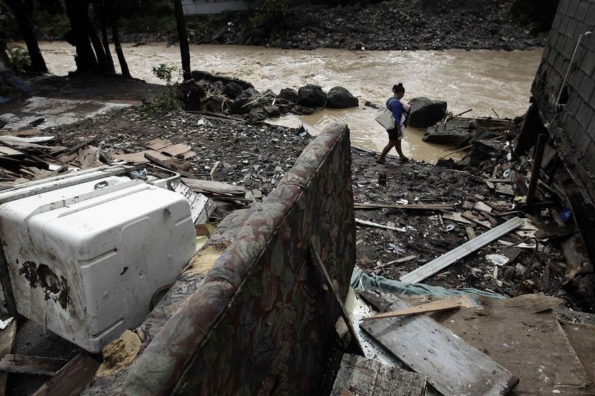 &nbsp;Una mujer camina entre los escombros de varias viviendas destruidas, en la localidad del Barrio Los Anonos, en el cantón de Escazú, al oeste de San José (Costa Rica).