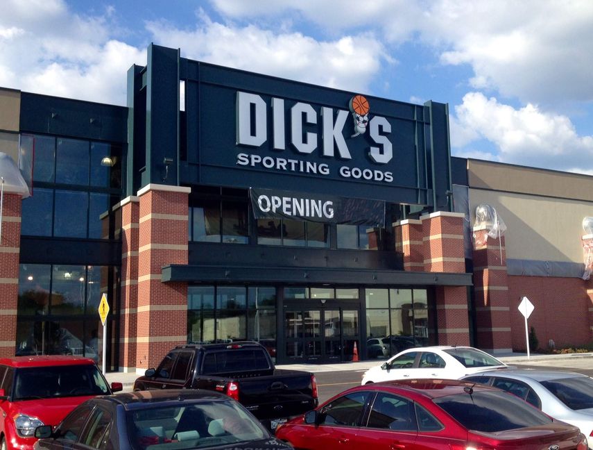 Vista parcial de la fachada de una tienda Dicks Sporting Goods.