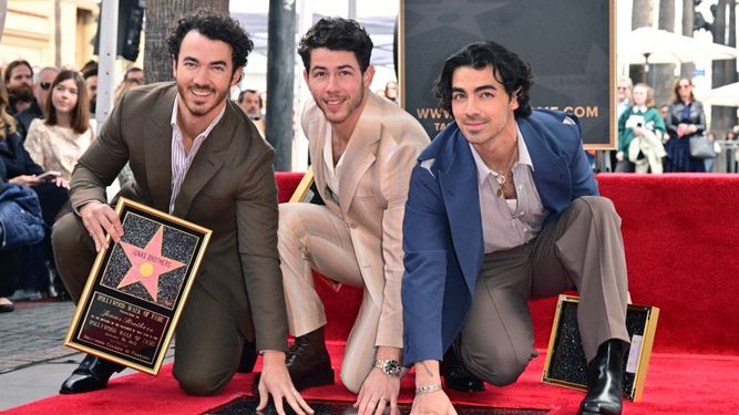 Kevin Jonas, Nick Jonas y Joe Jonas de la banda estadounidense Jonas Brothers posan para fotos con su recién estrenada estrella del Paseo de la Fama de Hollywood en Hollywood, California, el 30 de enero de 2023.