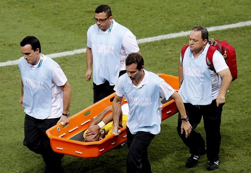 El jugador del Barcelona es retirado en camilla tras recibir un fuerte golpe en la espalda durante el partido Brasil-Colombia, de cuartos de final ( Foto: EFE)