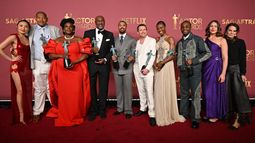 La actriz chino-estadounidense Li Jun Li, el actor estadounidense Omar Miller, el actor nigeriano-británico Wunmi Mosaku, el actor británico Delroy Lindo, el actor estadounidense Michael B. Jordan, el actor británico Jack OConnell, la actriz y cantautora estadounidense Jayme Lawson, el actor estadounidense Miles Caton y la directora de casting estadounidense Francine Maisler posan con el premio a la mejor interpretación de un elenco en una película por Sinners durante la 32.ª edición de los Premios Anuales al Actor en el Auditorio Shrine de Los Ángeles el 1 de marzo de 2026. La actriz chino-estadounidense Li Jun Li, el actor estadounidense Omar Miller, el actor nigeriano-británico Wunmi Mosaku, el actor británico Delroy Lindo, el actor estadounidense Michael B. Jordan, el actor británico Jack OConnell, la actriz y cantautora estadounidense Jayme Lawson, el actor estadounidense Miles Caton y la directora de casting estadounidense Francine Maisler posan con el premio a la mejor interpretación de un elenco en una película por Sinners durante la 32.ª edición de los Premios Anuales al Actor en el Auditorio Shrine de Los Ángeles el 1 de marzo de 2026.