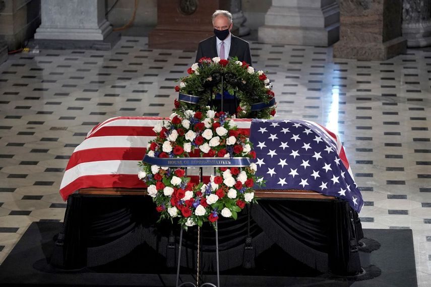 El senador dem&oacute;crata Tim Kaine rinde homenaje ante el f&eacute;retro de la jueza de la Corte Suprema Ruth Bader Ginsburg, que yace en capilla ardiente en el Capitolio en Washington, el viernes 25 de septiembre del 2020.