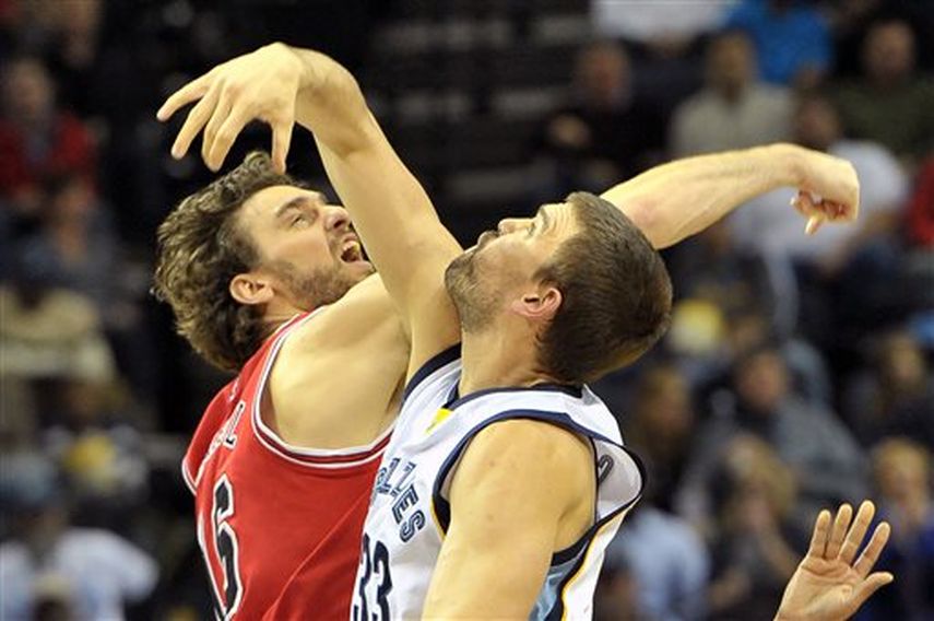 Pau y Marc Gasol son los primeros hermanos que abren un Juego de Estrellas, y son españoles. (AP)