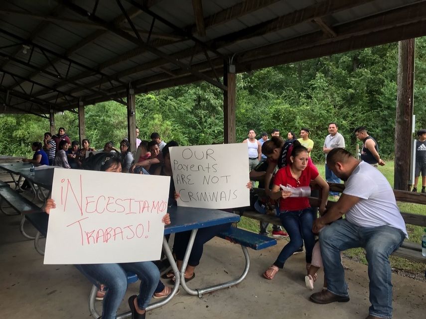 Trabajadores de PH Foods y simpatizantes de su causa sostienen carteles que dicen, &iexcl;Necesitamos trabajo! y Nuestros padres no son criminales.