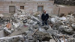 Un hombre entre escombros en la Franja de Gaza. Un hombre entre escombros en la Franja de Gaza.