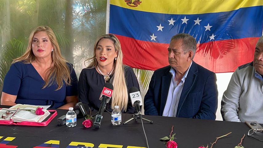 Líderes comunitarios conmemoran independencia de Venezuela en Doral. De izquierda a derecha, Paula Tenreiro (presidenta de Latinos for Freedom), Sophia Lacayo y Pablo Medina.&nbsp;