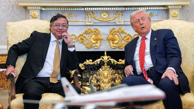 El presidente colombiano Gustavo Petro (izq.) junto al presidente de Estados Unidos, Donald J. Trump, en la Casa Blanca.